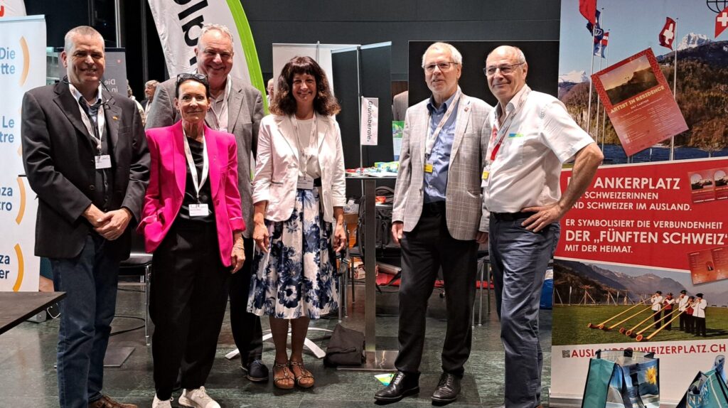 Die Teilnehmenden der GLP International am ASO Kongress präsentieren sich vor einer Grünliberale Beachflag.
