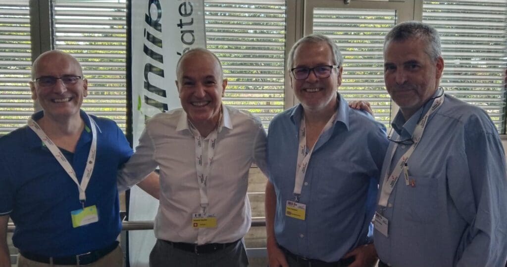 Die Teilnehmenden der GLP International an der Auslandschweizerkonferenz posieren vor einer GLP Beachflag.