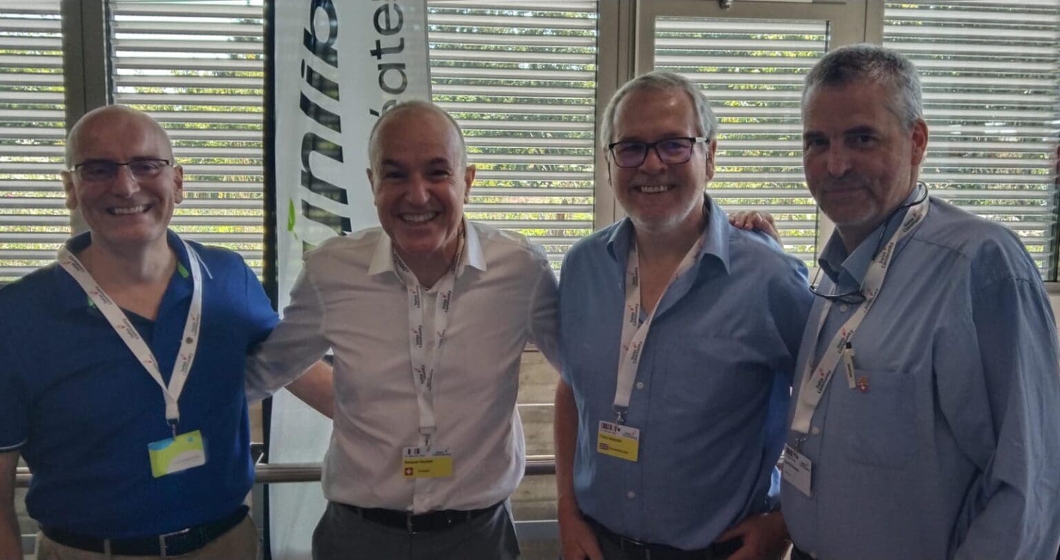 Die Teilnehmenden der GLP International an der Auslandschweizerkonferenz posieren vor einer GLP Beachflag.