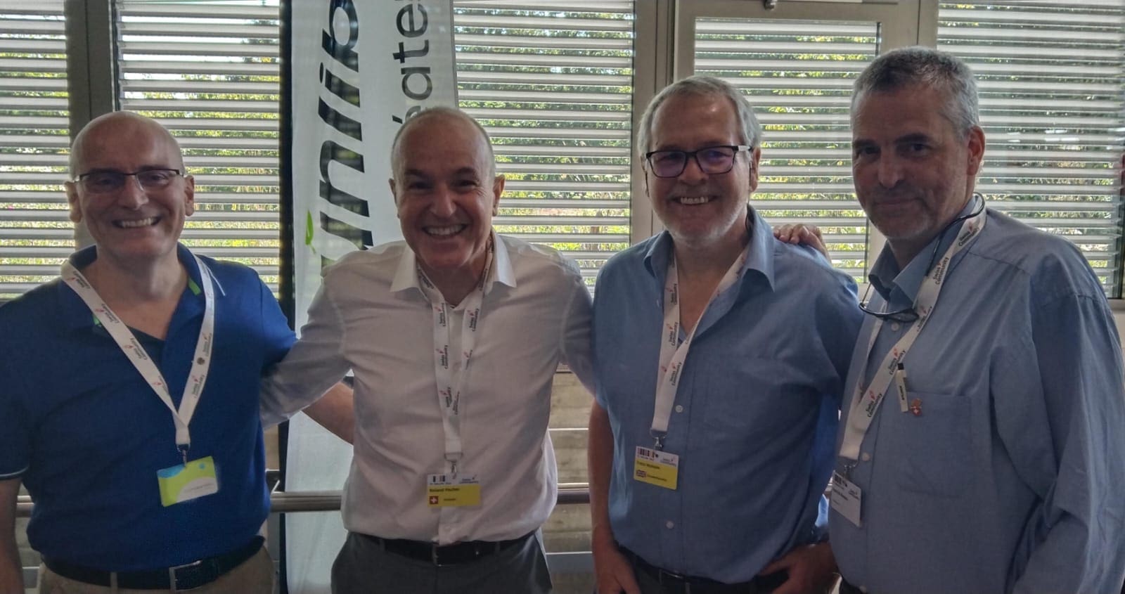 Die Teilnehmenden der GLP International an der Auslandschweizerkonferenz posieren vor einer GLP Beachflag.