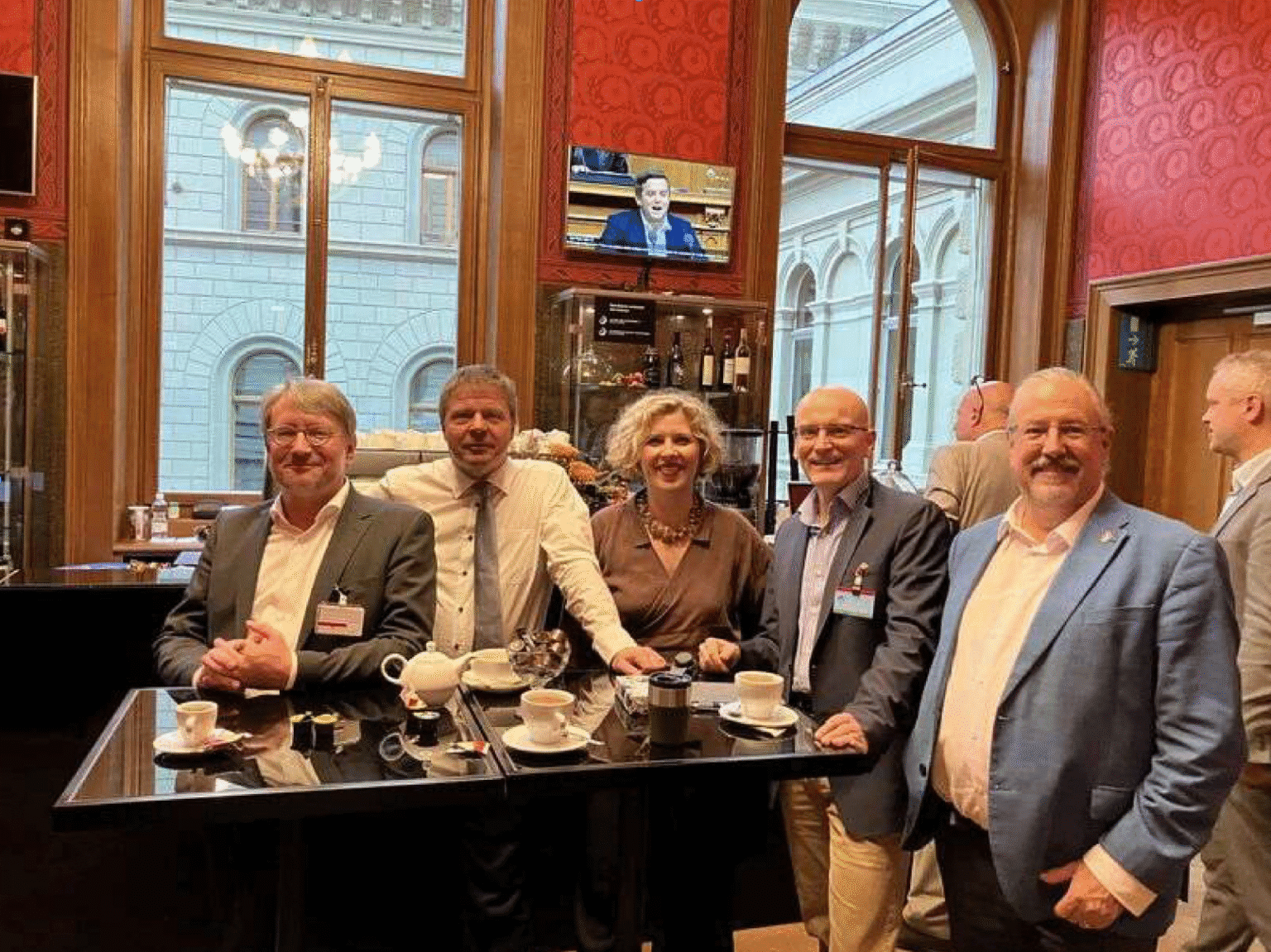 Thomashäni steht mit diversen Nationalen Politikern der GLP im Zeitungszimmer des Bundeshauses.